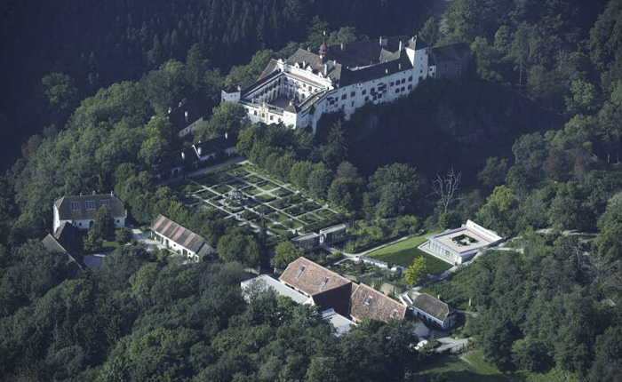 140366_Schloss_Herberstein_Luftaufnahme_mit_Gartenanlage_rgb